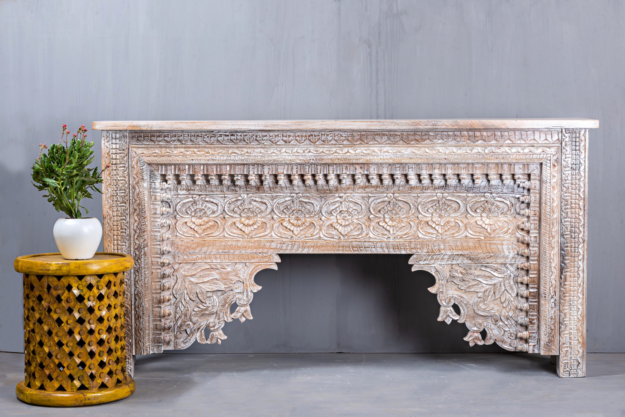 TRADITIONAL INDIAN CONSOLE Chisel and Log